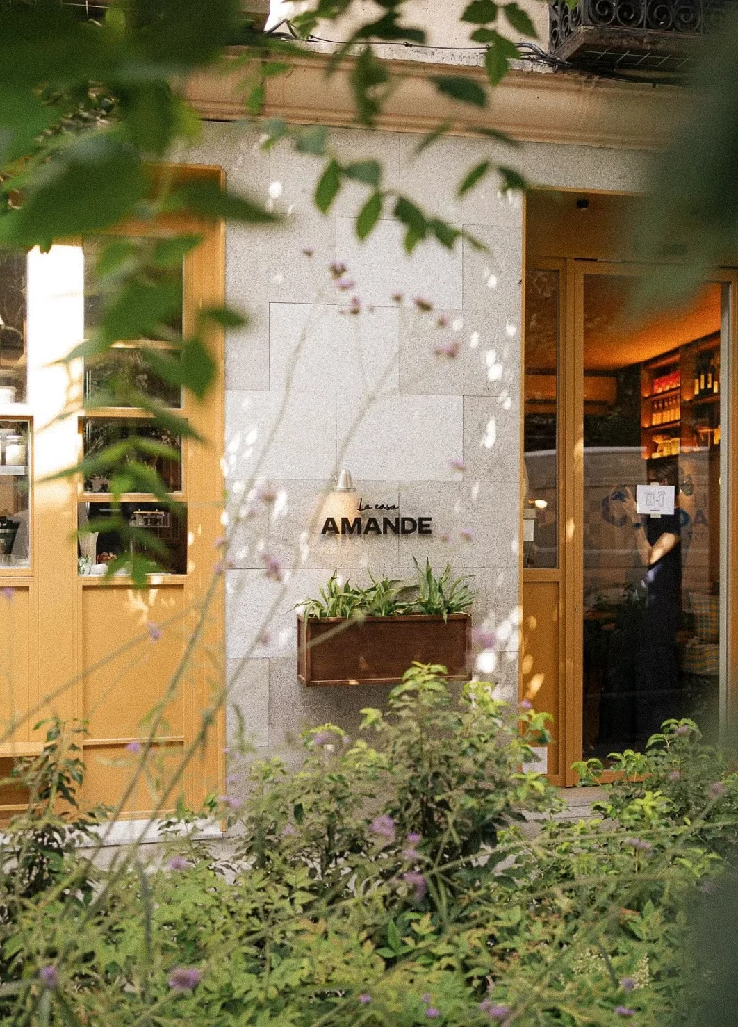 La Casa Amande — Leafy entrance to the café